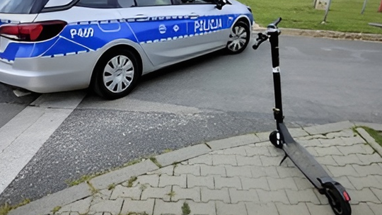 Hulajnoga elektryczna i radiowóz