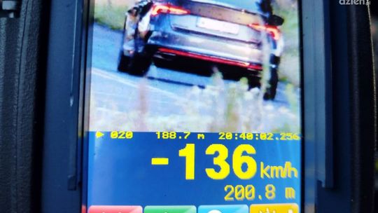 136 km/h w terenie zabudowanym! Wakacyjny weekend i czarna seria piratów drogowych
