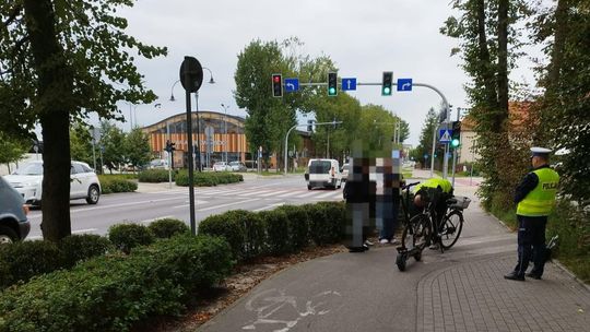 14-latek na hulajnodze elektrycznej zderzył się z rowerzystką.