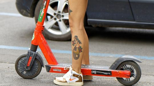 15-latek jechał hulajnogą na jednym kole. Sprawa trafi do sądu rodzinnego