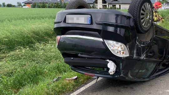 15-latek kierował autem i dachował niedaleko Naruszewa!