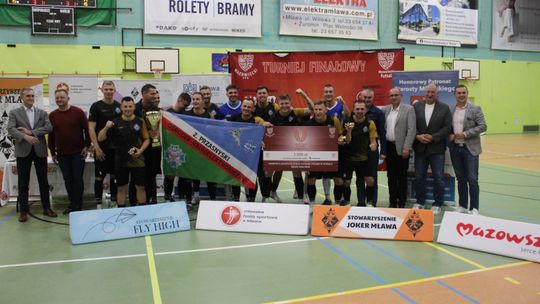 Zawodnicy 2 Orel z Przasnysza z pucharem po zwycięstwie w finale Mazowieckiego Pucharu Polski w futsalu w Mławie