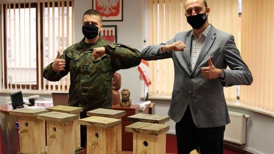 2 OREL przekazał budki burmistrzowi Przasnysza