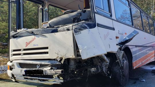2 osoby nie żyją, 3 są poszkodowane. Osobówka wpadła w poślizg i zderzyła się czołowo z autobusem