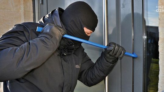 21-latek zatrzymany za włamania i kradzieże w Ciechanowie