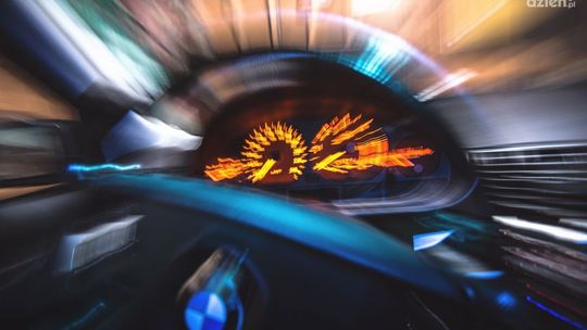 23-letni nietrzeźwy kierowca BMW zakończył podróż na przydrożnym drzewie