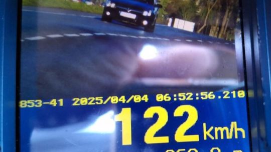 26-latek z powiatu płockiego pędził 122 km/h w terenie zabudowanym. Mandat, punkty karne i utrata prawa jazdy to skutki jego jazdy