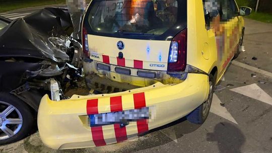 Uszkodzona żółta Skoda Citigo i drugi samochód po zderzeniu w Ciechanowie