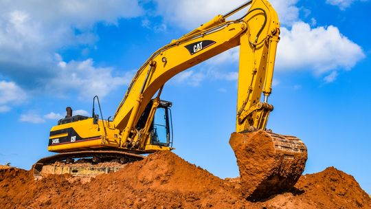 Koparka na górze piasku