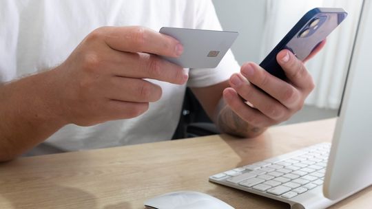Laptop i telefon z otwartą stroną - zdjęcie ilustracyjne do sprawy 33-latka z Raciąża