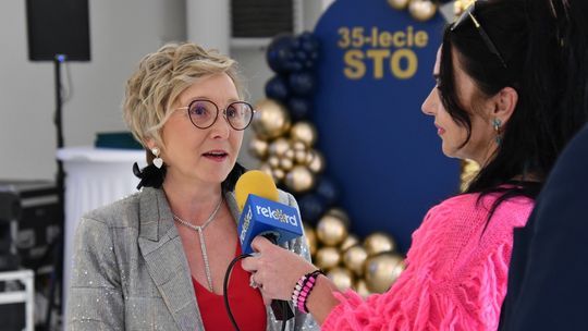 Katarzyna Stawicka rozmawia z reporterami
