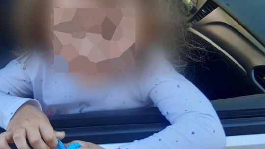 4-latka błąkała się po Mławie, pomogła policja