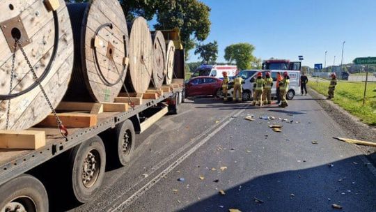 4 pojazdy zderzyły się w Ujazdówku. Jedna osoba w szpitalu. Droga krajowa nr 60 zablokowana