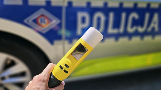 Alkomat w ręku policjanta