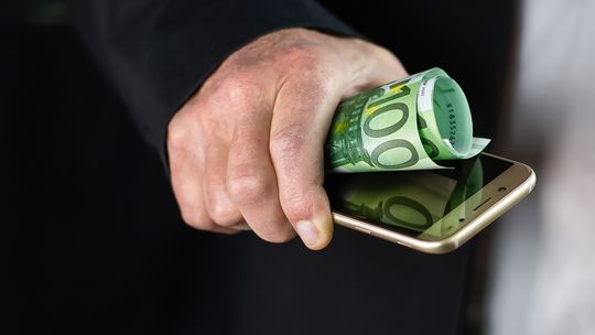 52-latka z Płońska straciła pieniądze próbując inwestować przez Internet