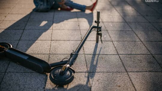 7-latek na hulajnodze wjechał pod samochód