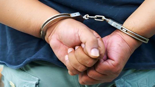 Kajdanki na nadgarstkach zatrzymanego
