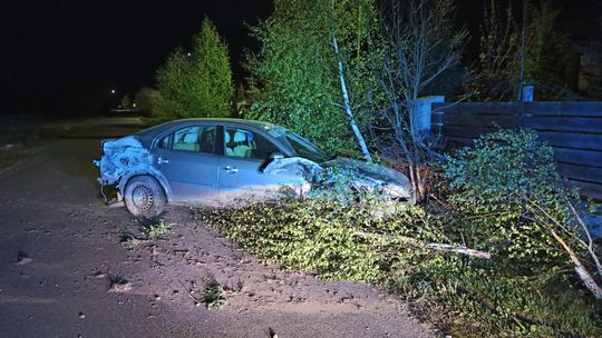 Agresywny 23-latek uderzył w ogrodzenie skradzionym autem i próbował uciekać
