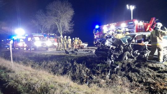 [akt.] Kierowca nie żyje! 3 osoby ranne, w tym dwoje dzieci. Wypadek w Skarżynku pod Ciechanowem