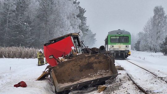 AKTUALIZACJA: Nie żyje kierowca koparki. Pojazd zderzył się z szynobusem AKTUALIZACJA: Nie żyje kierowca koparki. Pojazd zderzył się z szynobusem