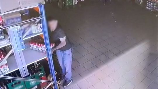 Włamywać podnosi zgrzewkę z piwem