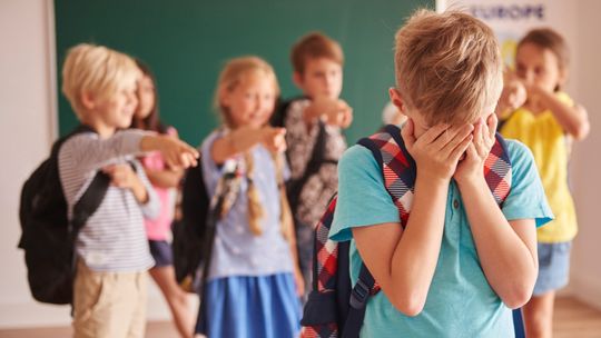Dzieci wyszydzają kolegę