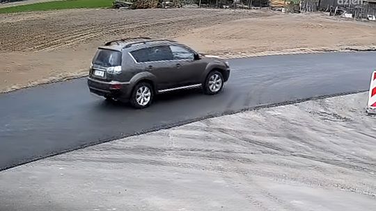 Apel policji: kierowca mitsubishi okradł busa