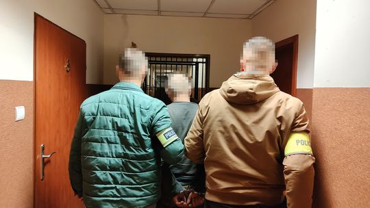 Podejrzany prowadzony przez policjantów