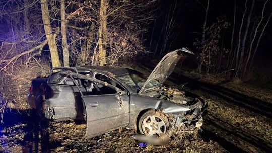 Audi uderzyło w betonowy przepust, trzy osoby w szpitalu