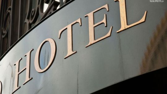 Awantura w hotelu, na biurku... biały proszek