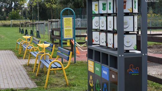 Będą bawić i uczyć. W Ciechanowie pojawiły się edukacyjne kosze do segregacji