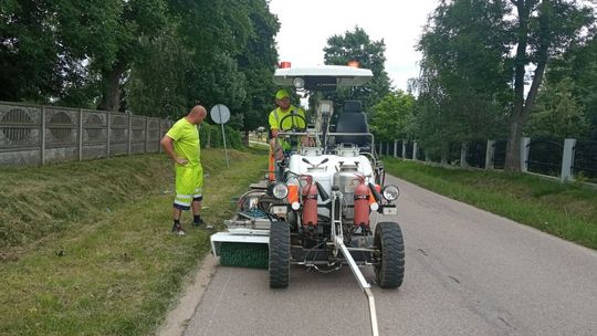Będzie bezpieczniej na drogach powiatu. Ruszyło malowanie nowego oznakowania