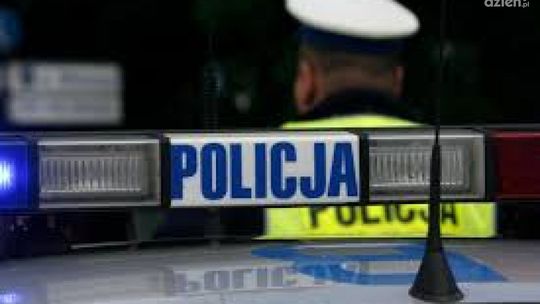 Bez butów chciał uciec przed odpowiedzialnością. Senior swoim autem uderzył w latarnię. 