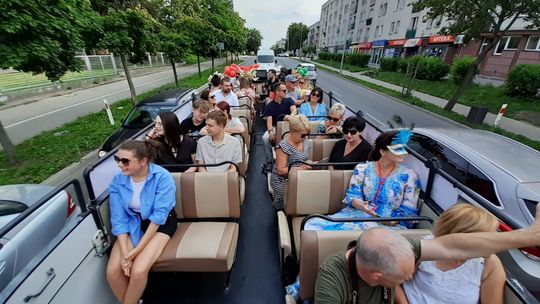 Bez dachu, z wiatrem we włosach można pojeździć autobusem po ciechanowskich ulicach