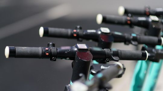 Bezpieczna jazda hulajnogą elektryczną – najważniejsze przepisy, których musisz przestrzegać