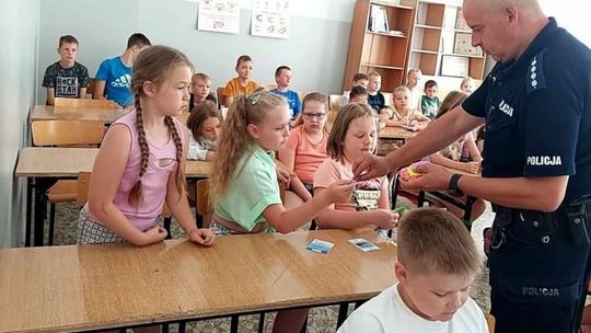 Bezpieczne Wakacje 2023: Policjanci edukują uczestników półkolonii w Ciechanowie