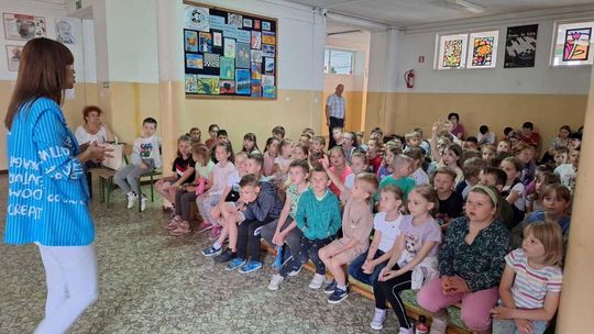 Bezpieczne wakacje - policja z Ciechanowa uczy dzieci zasad bezpieczeństwa