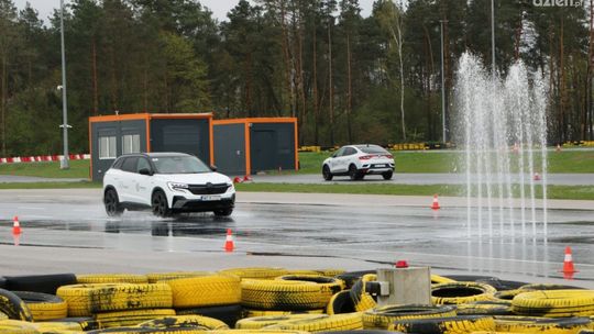 Bezpieczny kierowca to świadomy kierowca – szkolenia na Torze Modlin