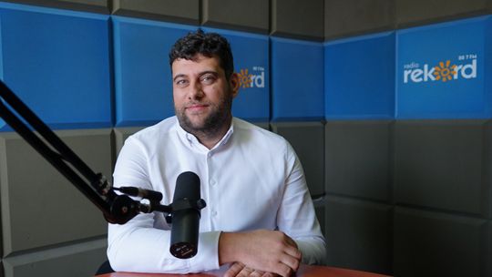 Kacper Pawelczyk w studiu Radia Rekord Mazowsze