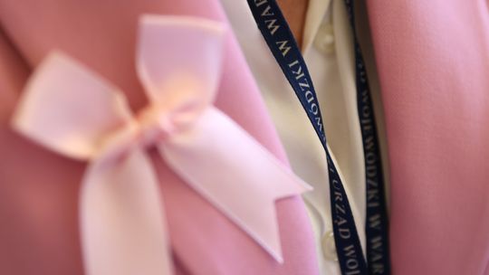 Różowa wstążeczka na marynarce różowej