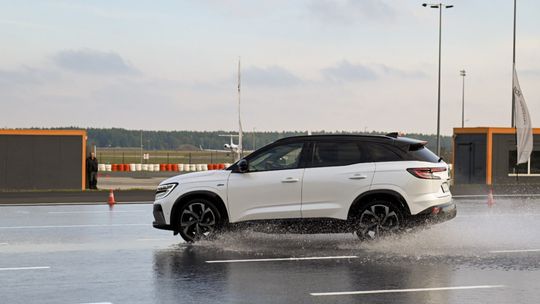 Samochód w czasie poślizgu na mokrej nawierzchni