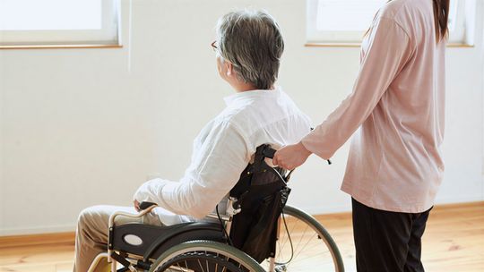 Osoba na wózku inwalidzkim z opiekunką