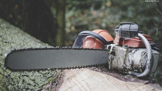 Biegał po ulicy z piłą spalinową i napadł na policjanta