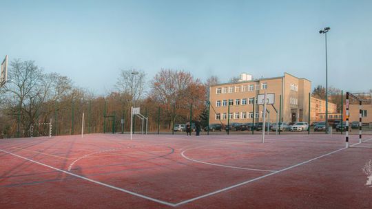 Boisko przy Zespole Szkół nr 2 w Ciechanowie jest już gotowe do użytku. Na uroczyste otwarcie trzeba poczekać