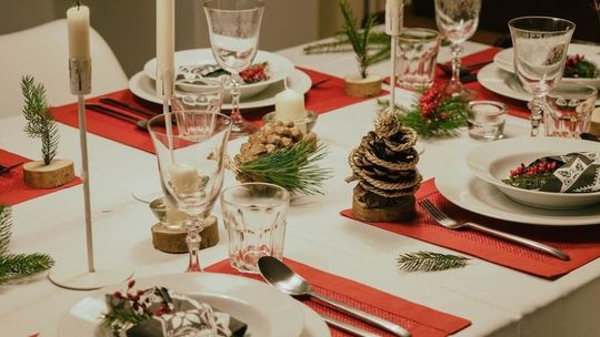 Świątecznie nakryty stół