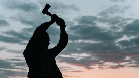 Brutalny atak w Ciechanowie: 27-latek zaatakował siekierą 60-latka