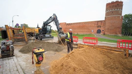 Budują kolektor deszczowy tuż obok ciechanowskiego zamku