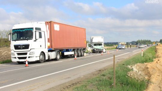 Bus uderzył w ciężarówkę pod Płońskiem