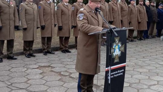 Był uroczysty apel w koszarach i odznaczenia dla żołnierzy 5 MBOT