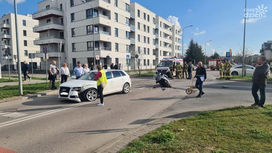 Byli ranni. Motocykl wpadł na osobówkę